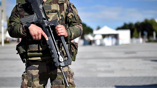 los militares reforzaron el perímetro de seguridad Un hombre intenta atropellar a militares en Francia